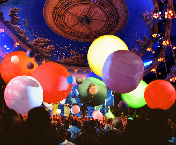 Slava Snowshow Colour ballons in the audience by Veronique Vial.jpg