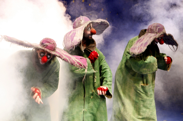 Slava Snowshow Green clowns in the fog by Andrea Lopez _MG_0651.JPG